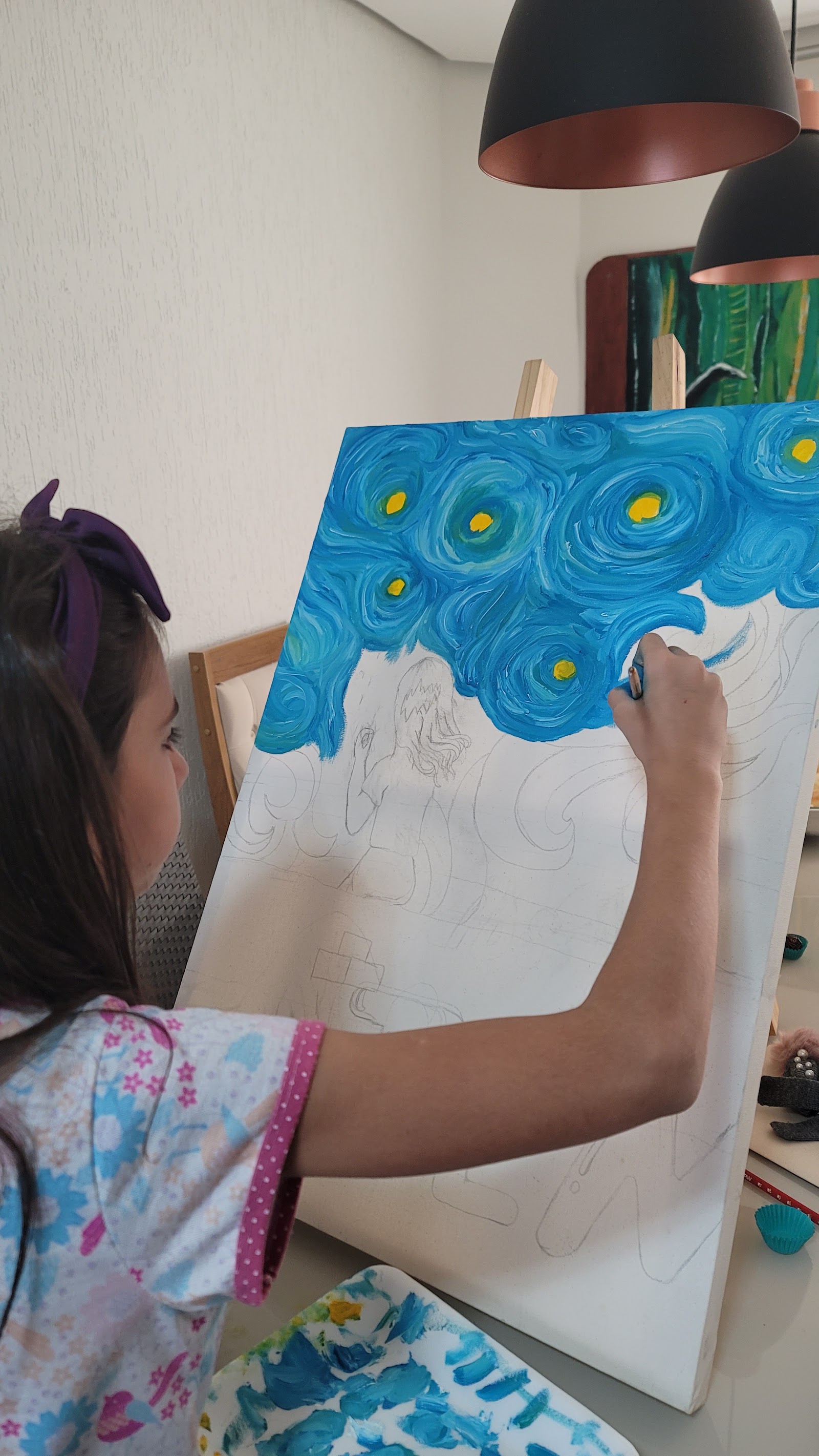 Helena pintando os primeiros redemoinhos azuis sobre o esboço a lápis
