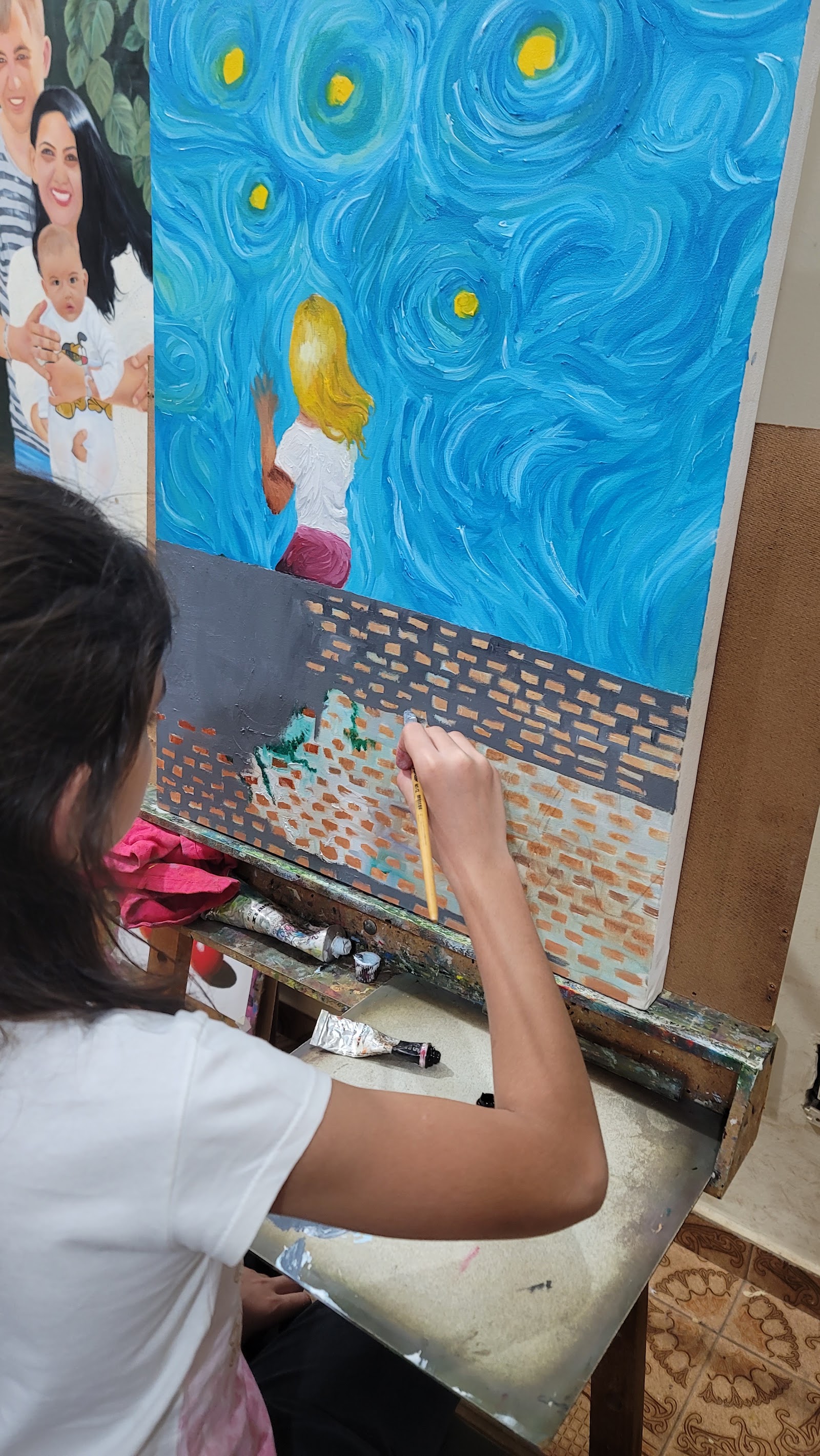 Metade do céu azul pintado com a menina ainda em desenho