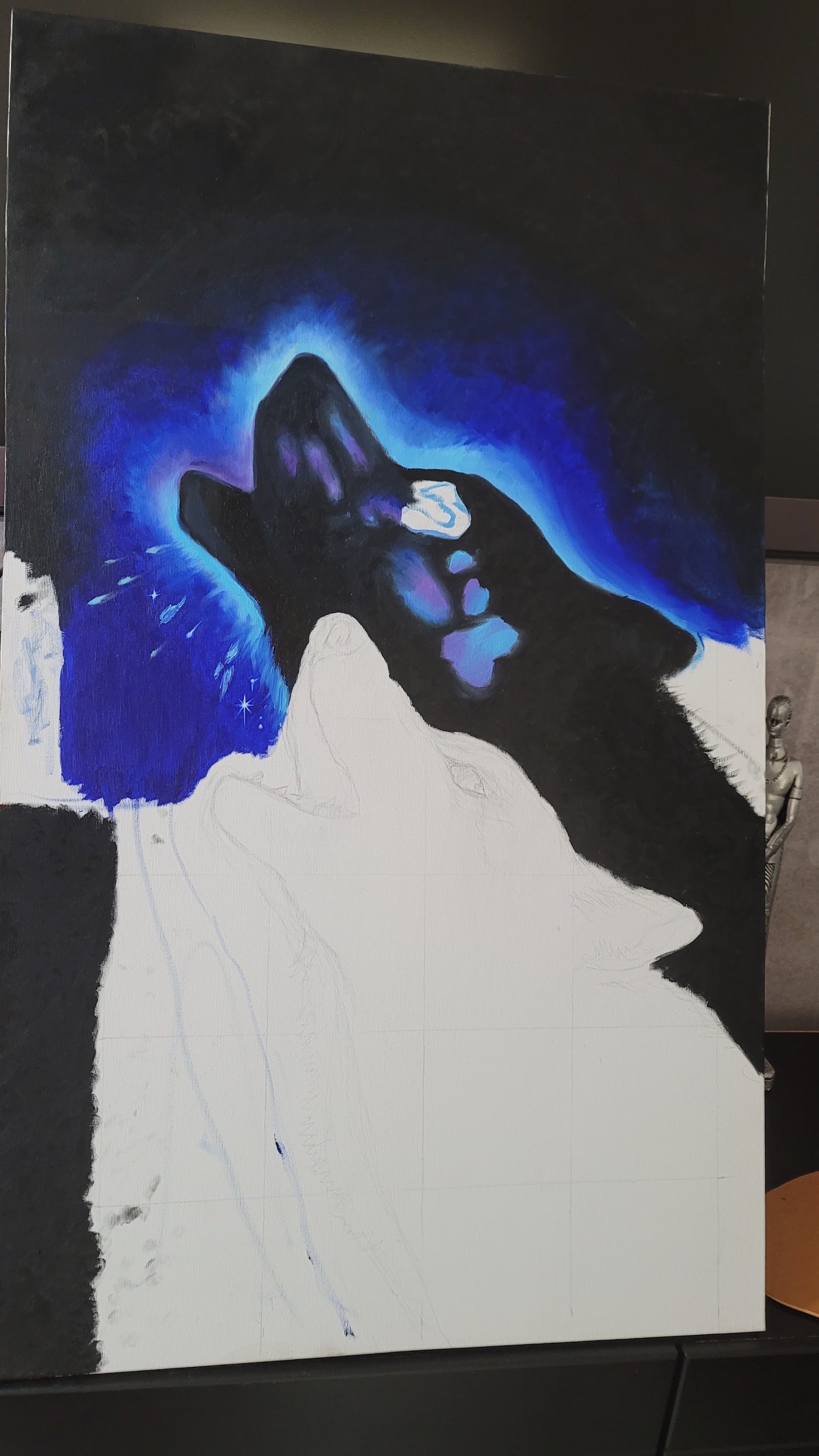 Lobo superior pintado em azul sobre o fundo escuro, com o restante em esboço