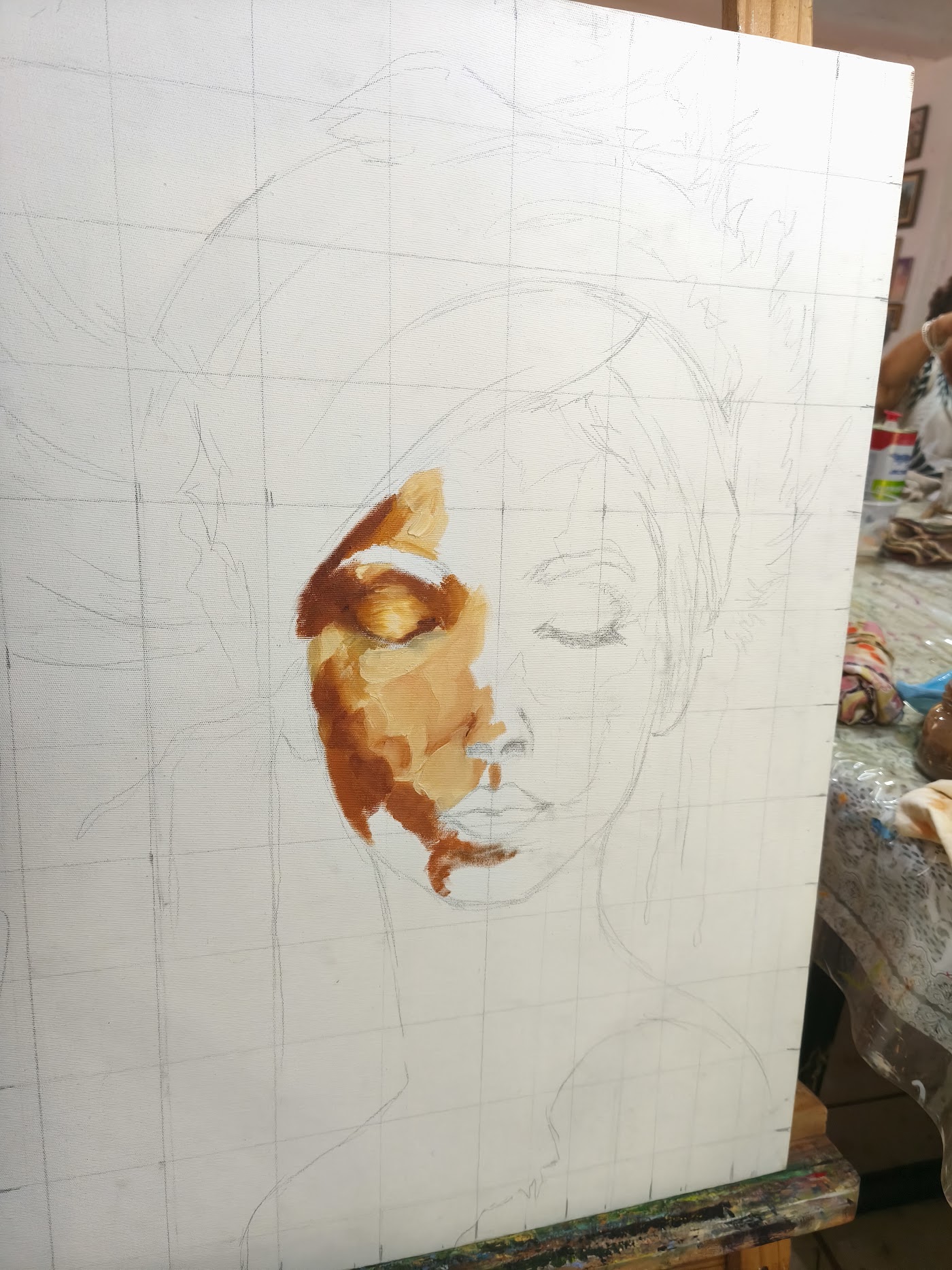 Tela com desenho a lápis do retrato e primeiras camadas ocre no rosto