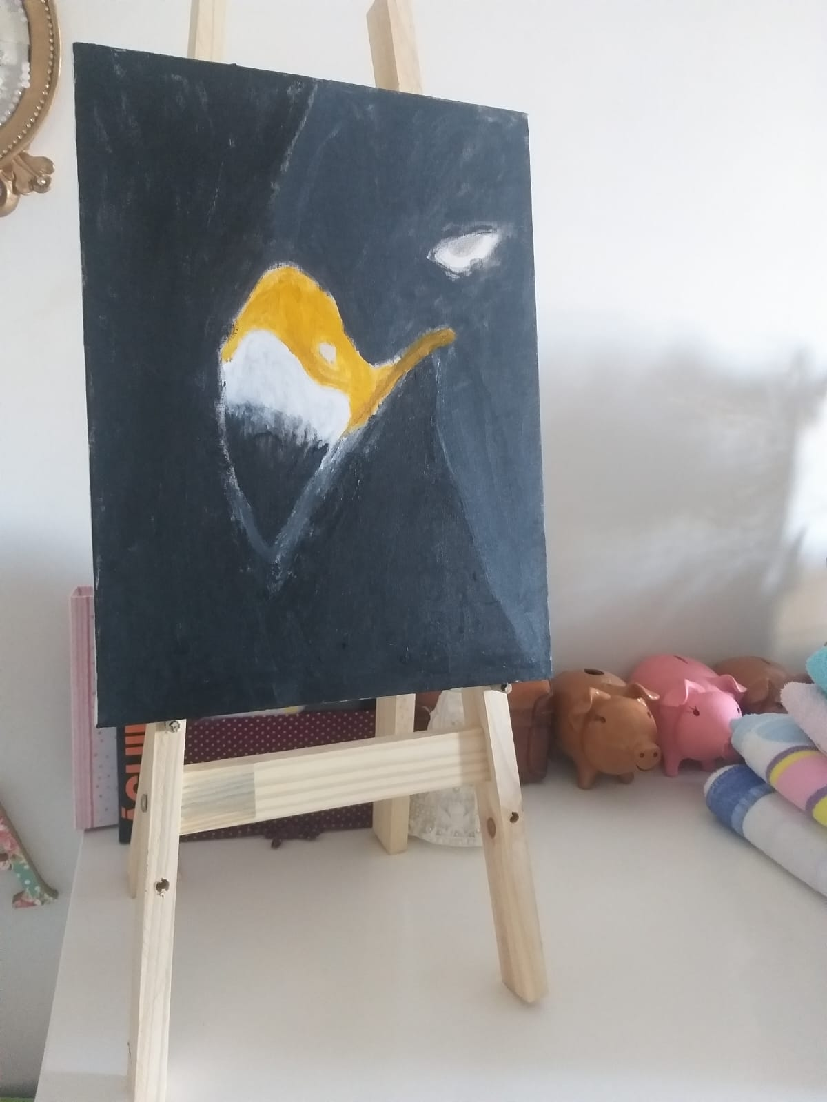 Tela da águia no cavalete, com olho e peito já pintados