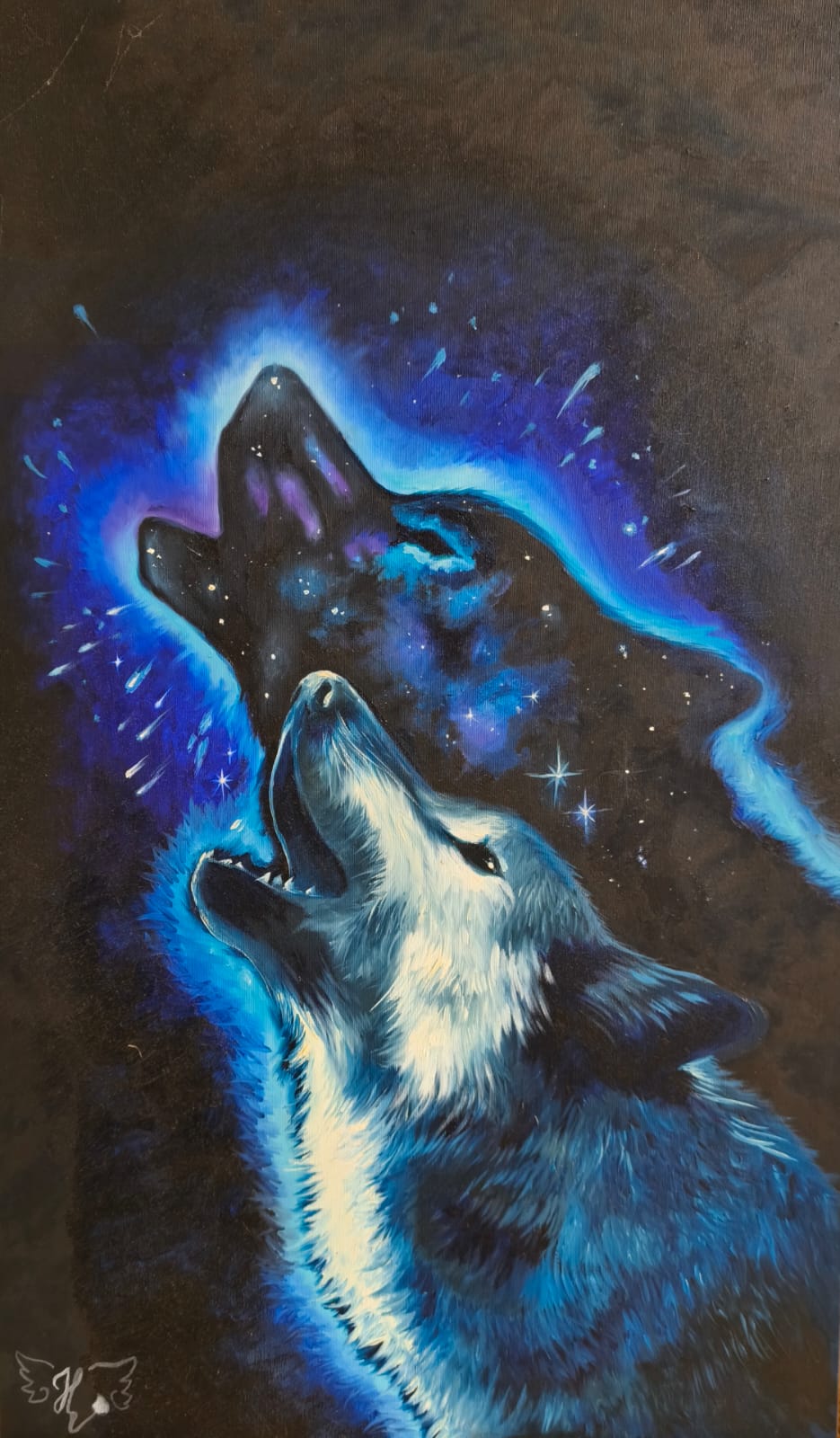 Lobo uivando, com um segundo lobo desenhado em estrelas e névoa azul